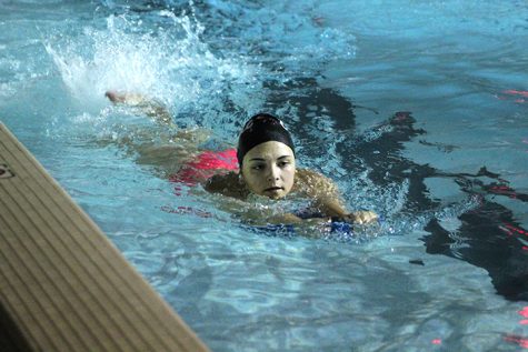 Patti Grod (’20) trains with a kickboard to get ready for the 2017 swimming season. Photo by Tony Dzik.