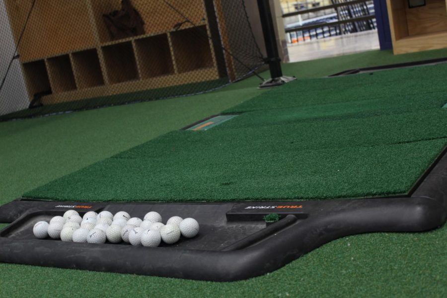 Single golf practice mat with multiple golf balls.
