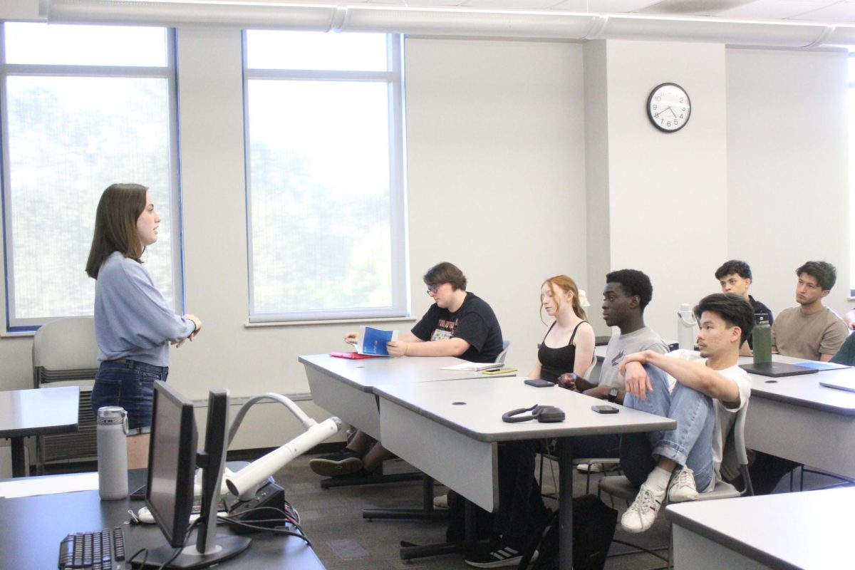 ADs Club’s president, Sophomore Sofia Magalhaes hosts a meeting with club members on Sept. 26 in Olin.